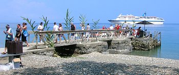 Cruise ship passengers arriving in Panngi